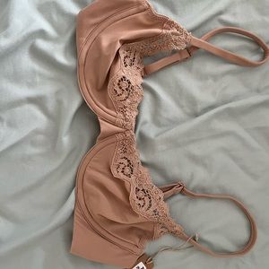 SKIMS- FITS EVERYBODY LACE UNLINED SCOOP BRA